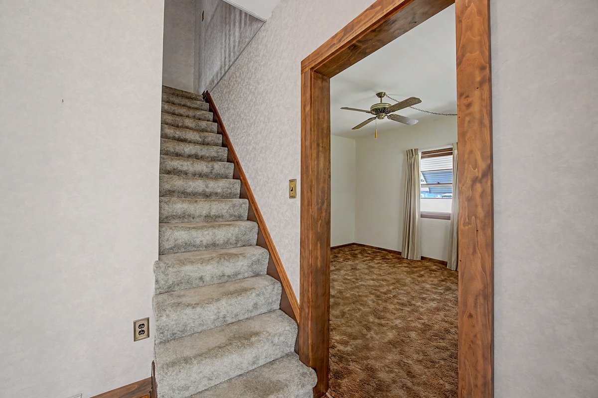 221 E John Street Property Photo 11