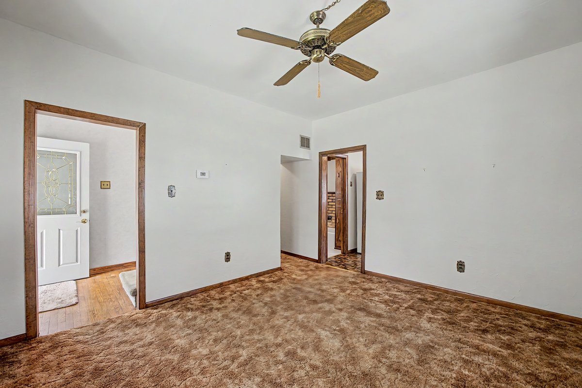 221 E John Street Property Photo 12