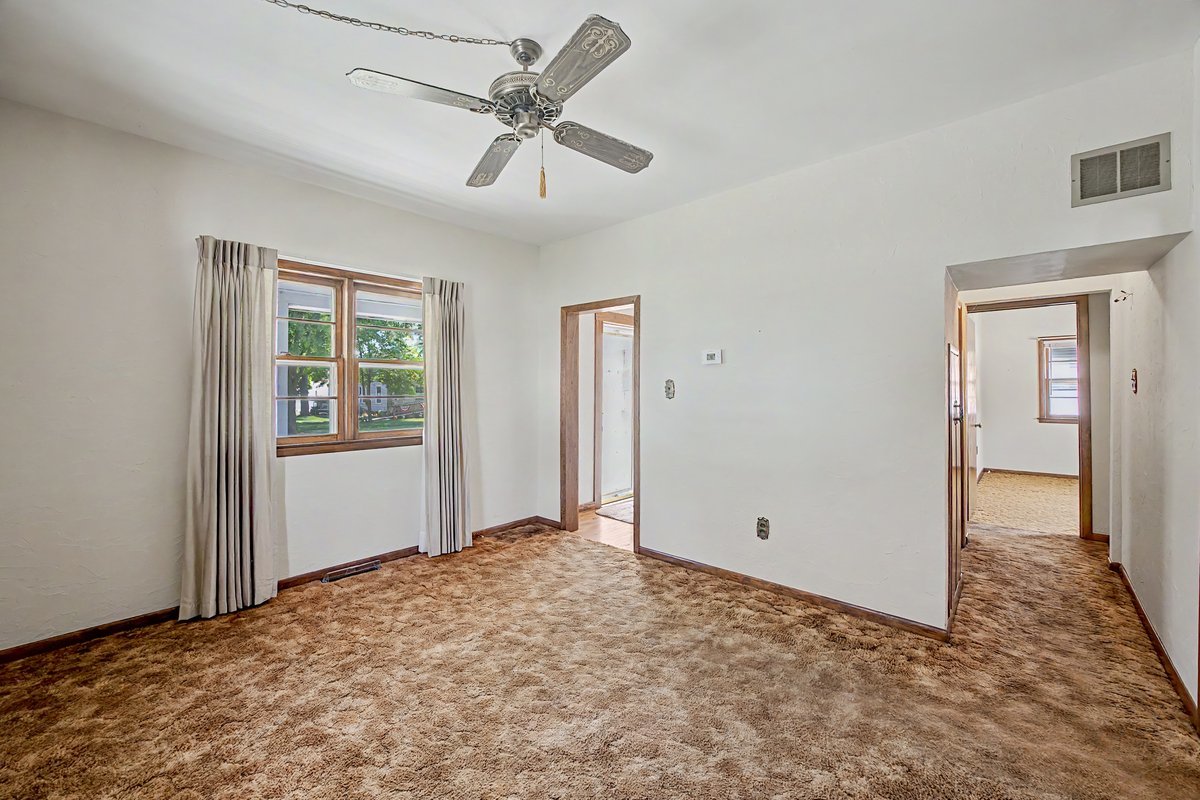 221 E John Street Property Photo 13