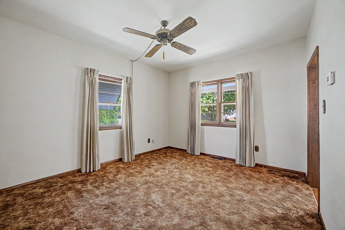 221 E John Street Property Photo 14