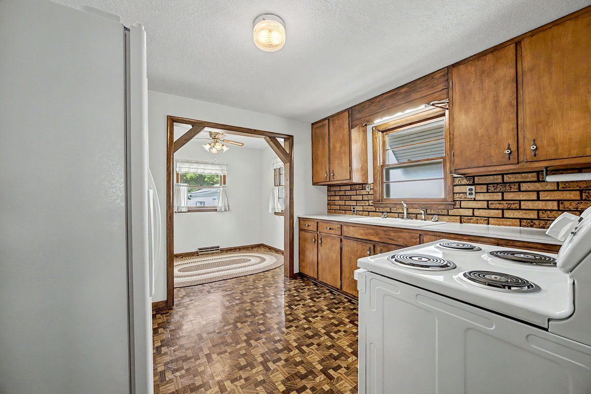 221 E John Street Property Photo 15