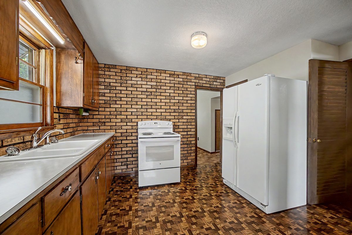 221 E John Street Property Photo 17