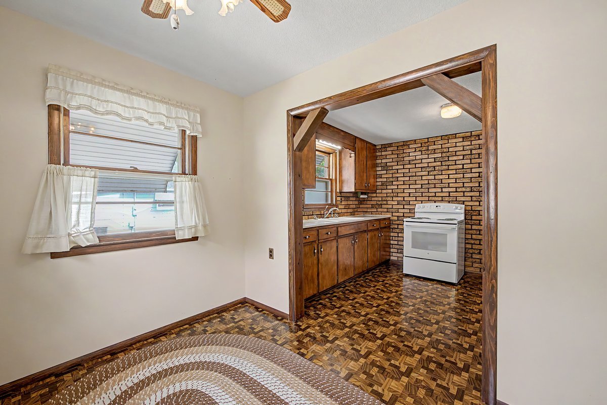 221 E John Street Property Photo 18