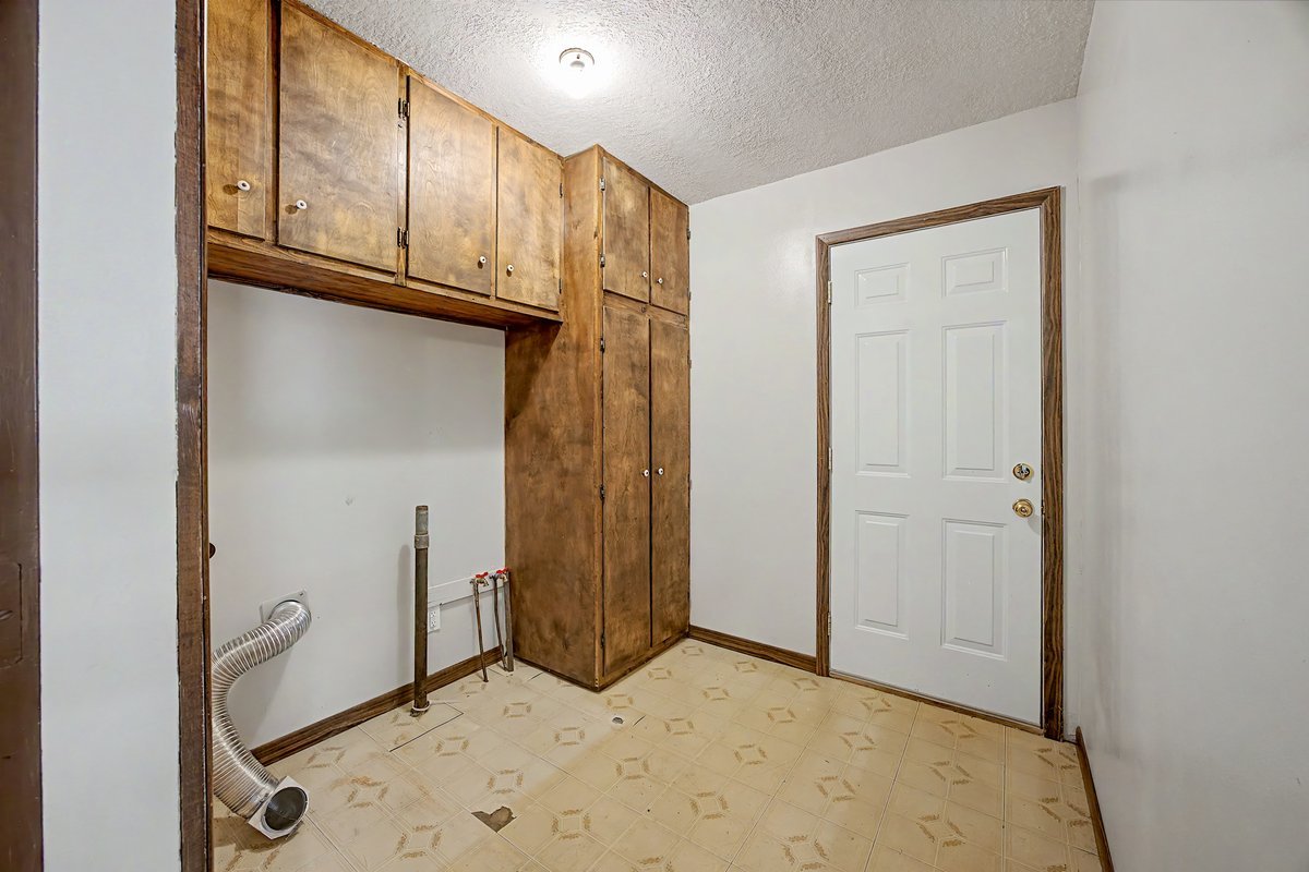 221 E John Street Property Photo 19