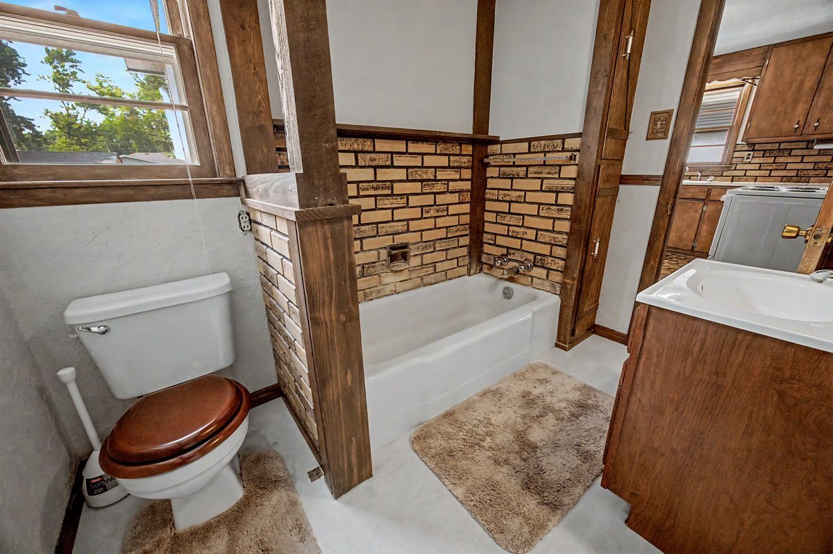 221 E John Street Property Photo 20