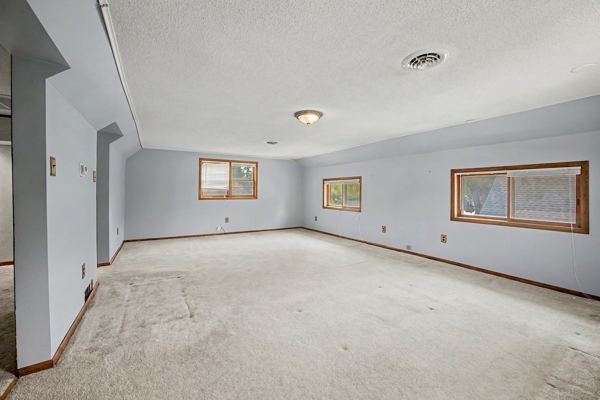221 E John Street Property Photo 27