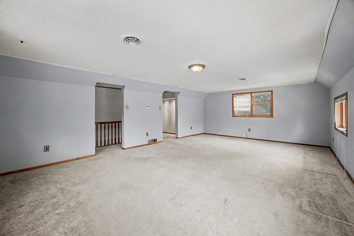 221 E John Street Property Photo 28