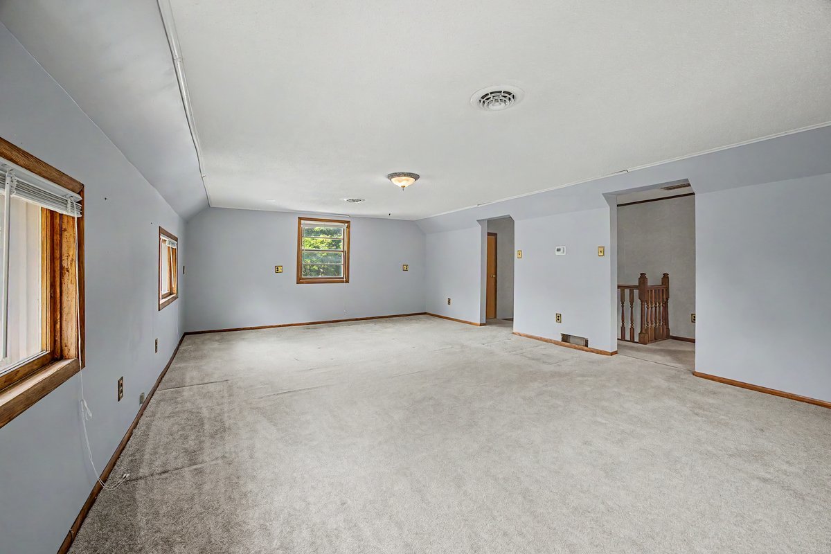 221 E John Street Property Photo 29
