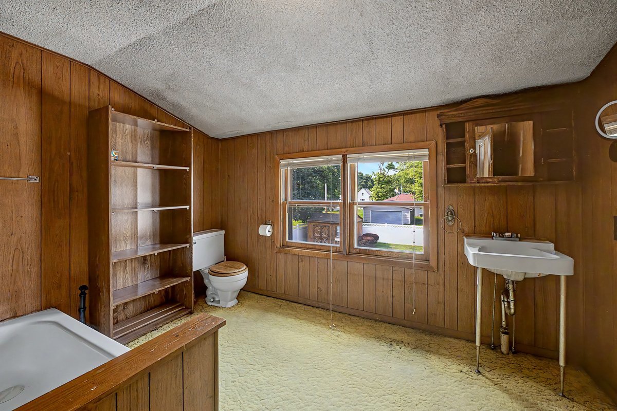 221 E John Street Property Photo 31
