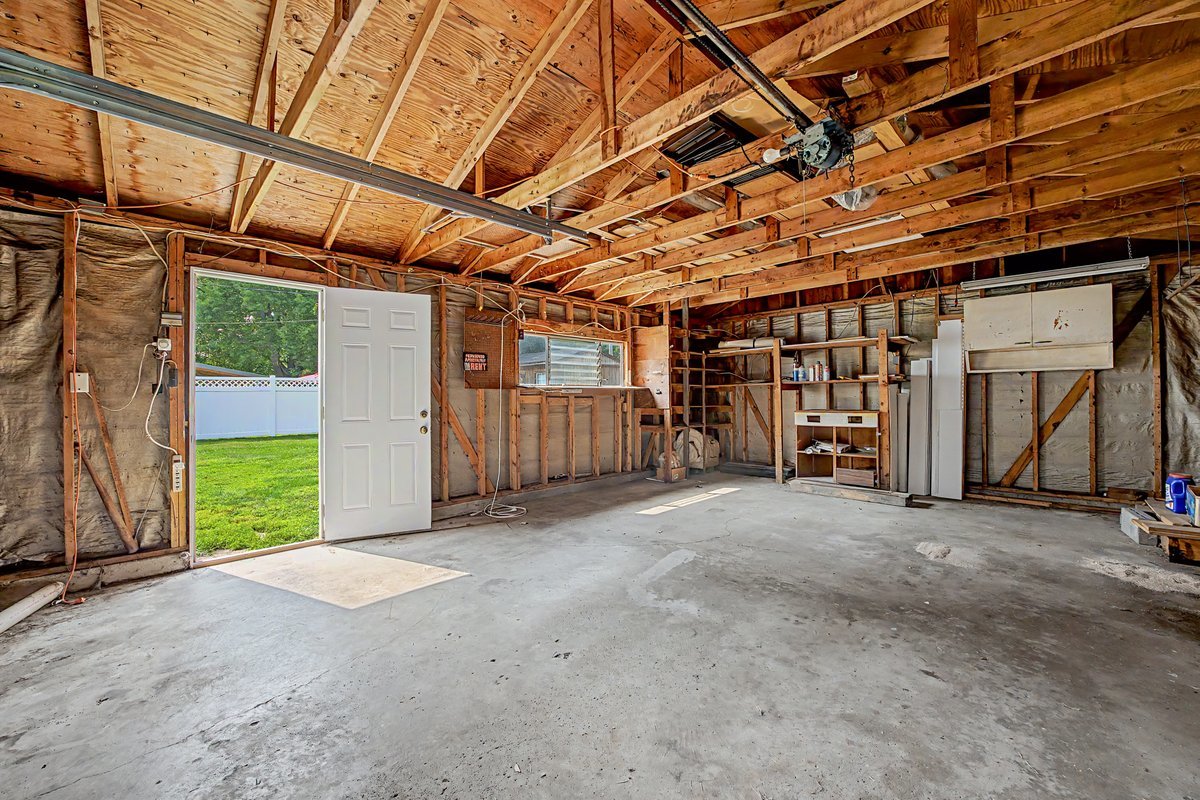 221 E John Street Property Photo 32