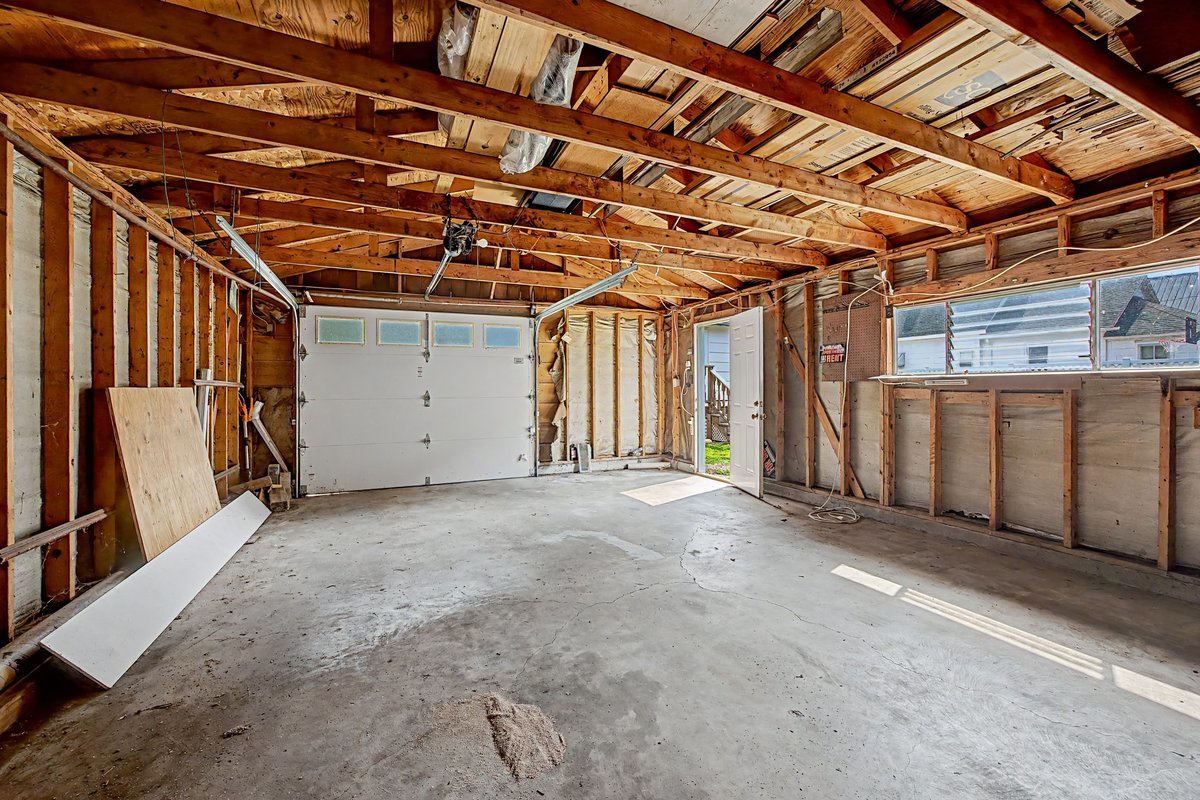 221 E John Street Property Photo 33