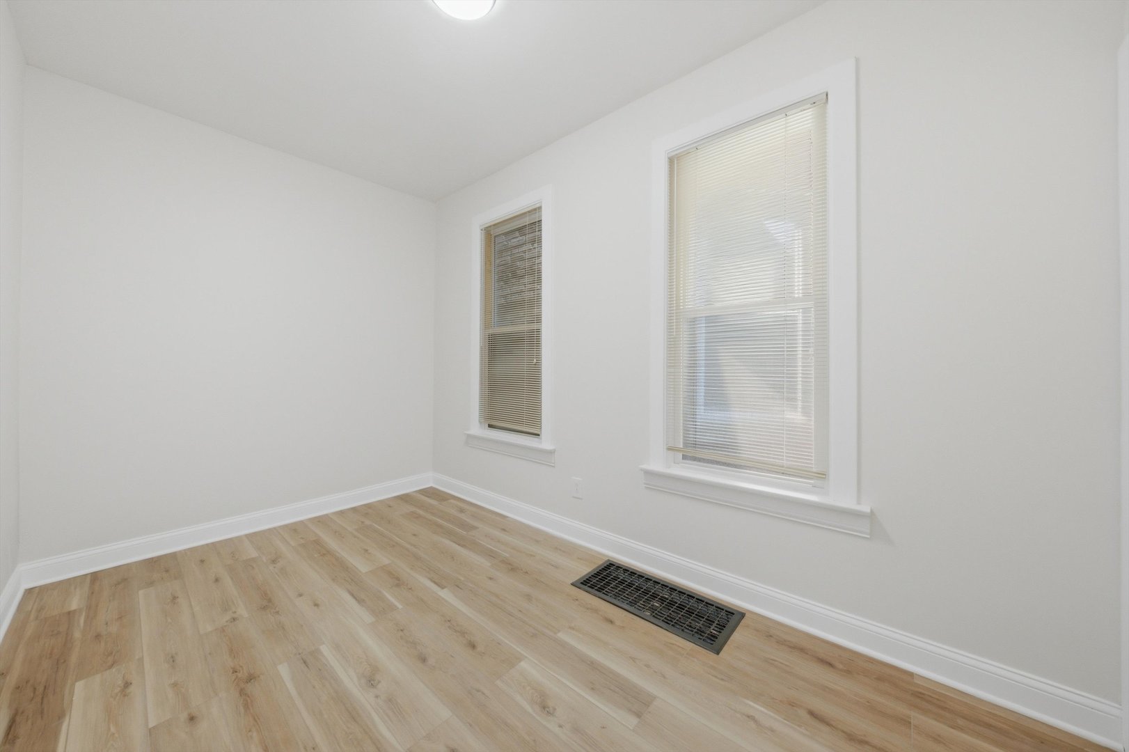 9232 S Essex Avenue Property Photo 13