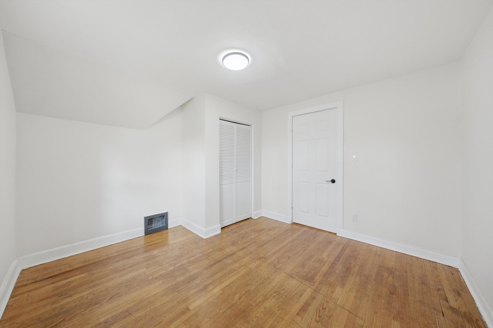9232 S Essex Avenue Property Photo 17