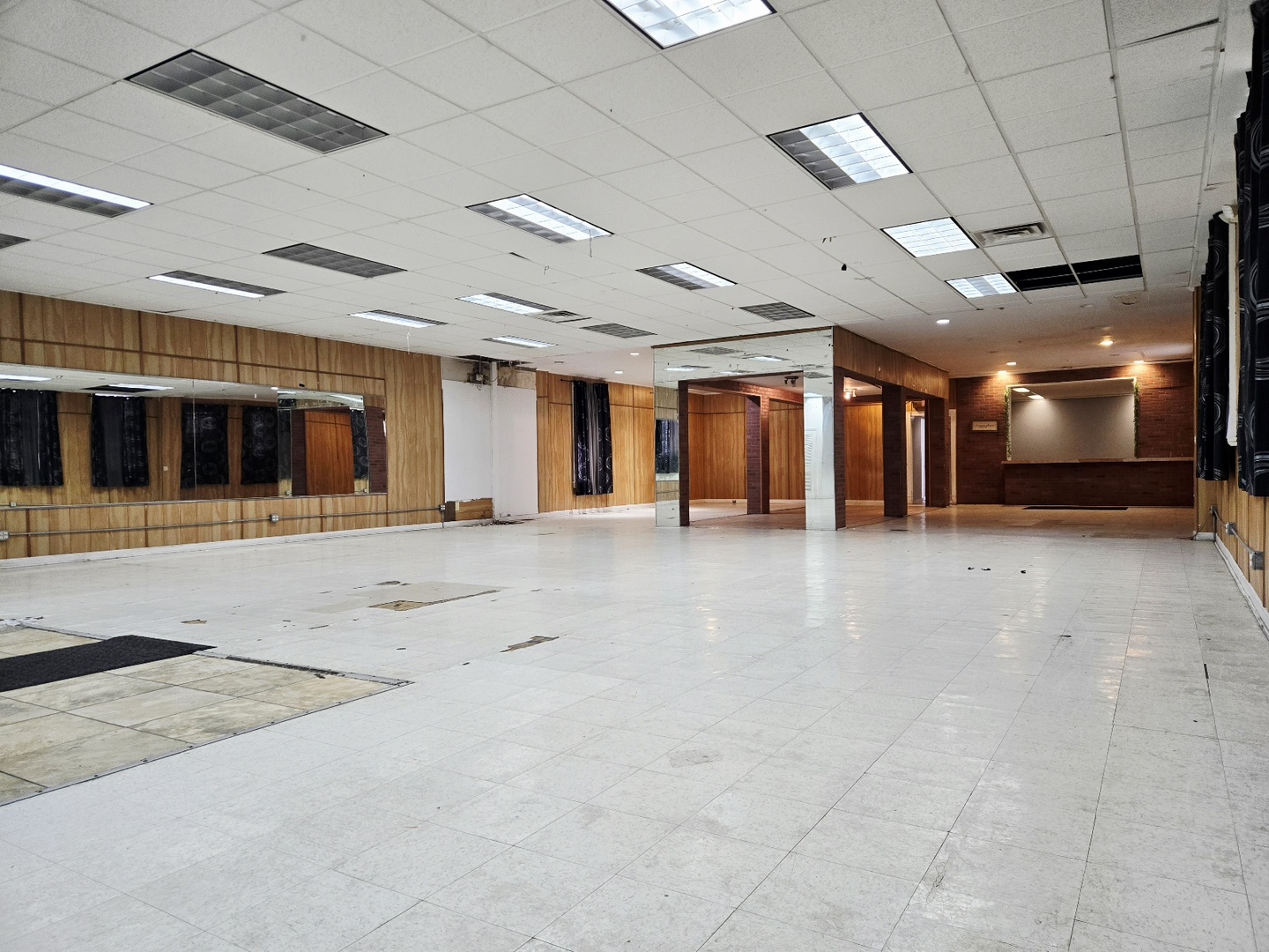 220 E Galena Boulevard Property Photo 4