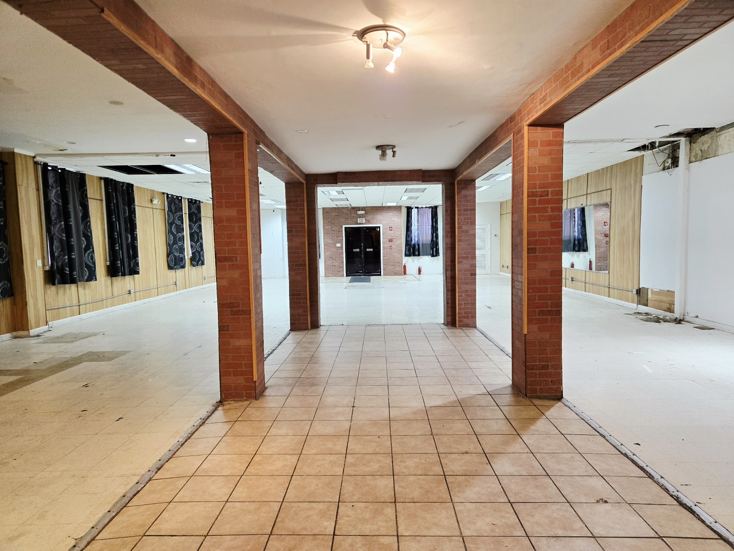 220 E Galena Boulevard Property Photo 7