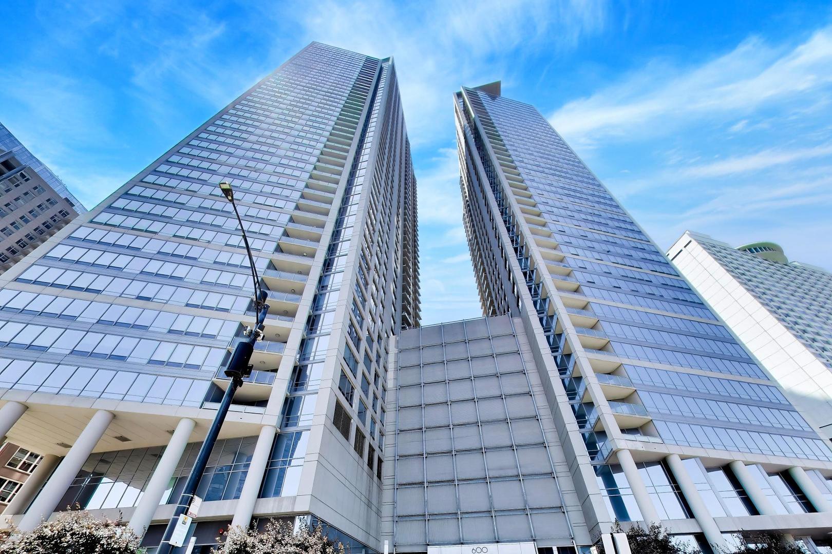 600 N LAKE SHORE Drive 3602 Property Photo 1