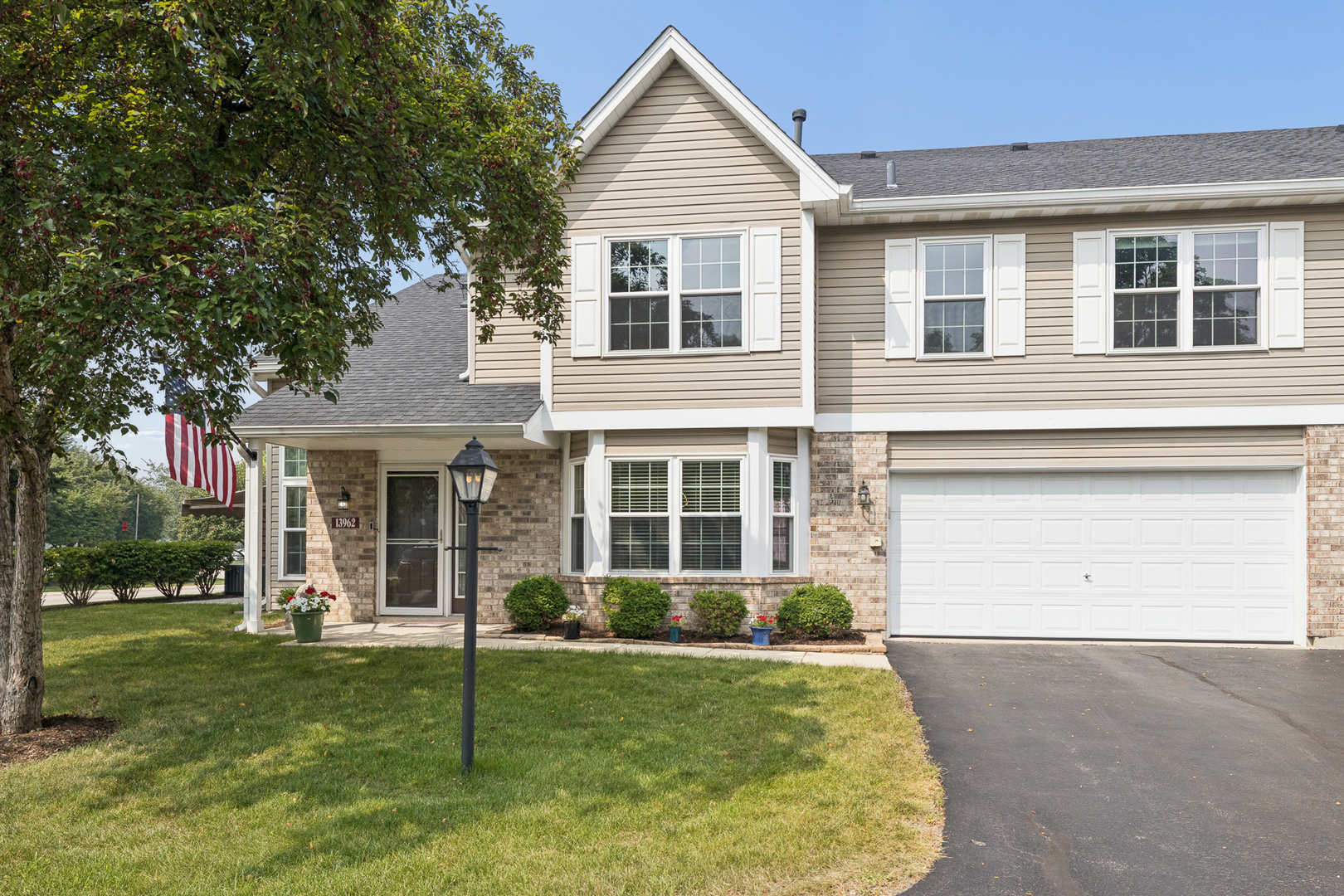 13962 S Cambridge Circle Property Photo 1
