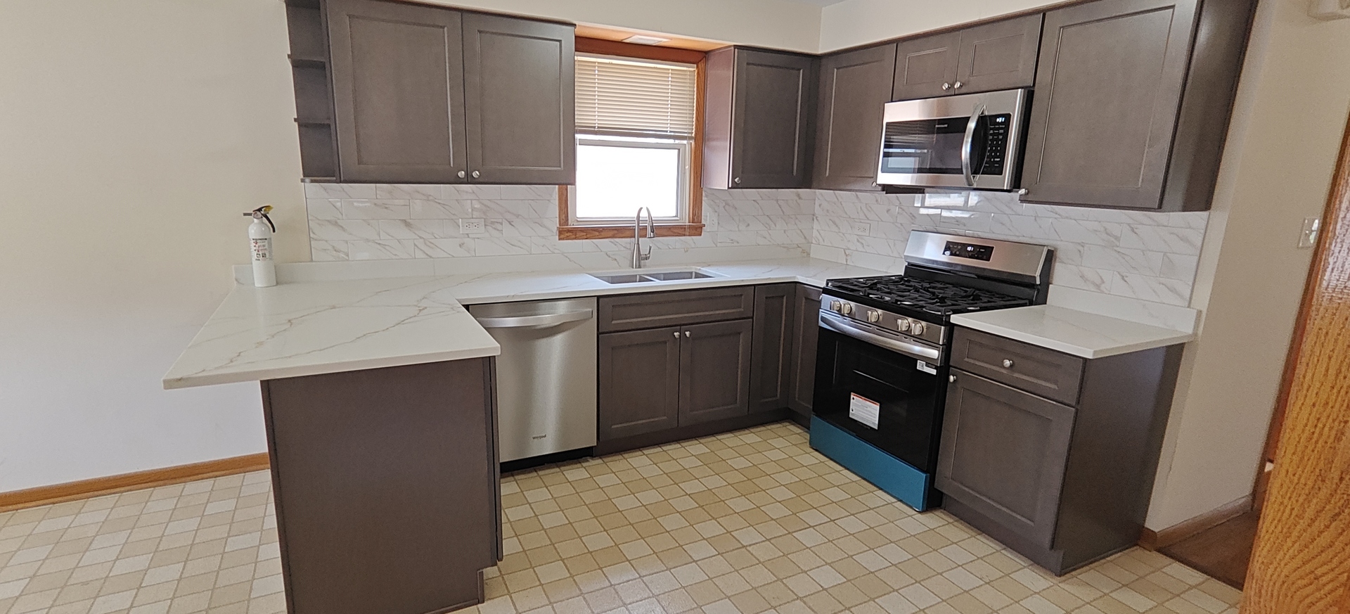 10824 S Sacramento Avenue Property Photo 17