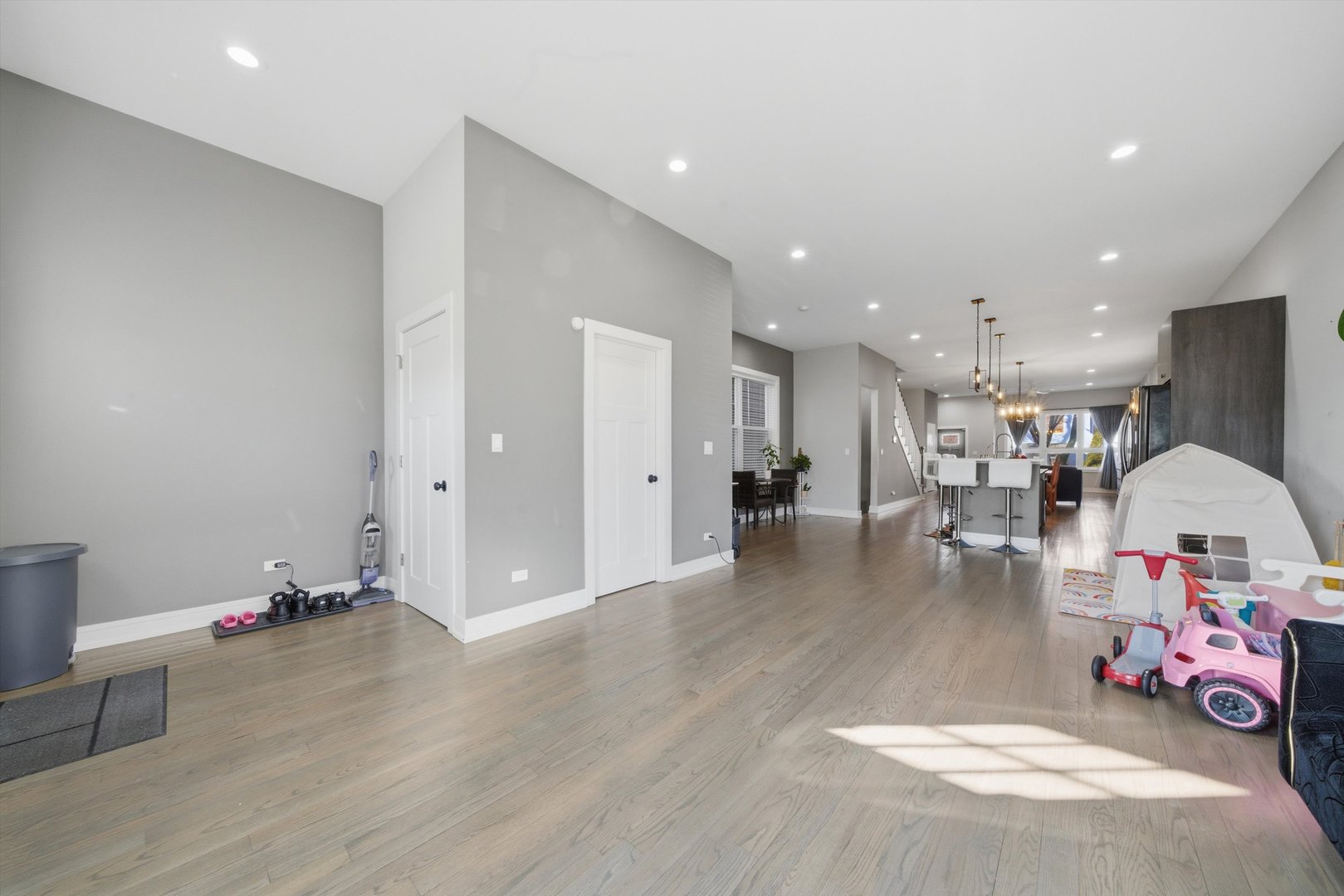 2045 N La Crosse Avenue Property Photo 8