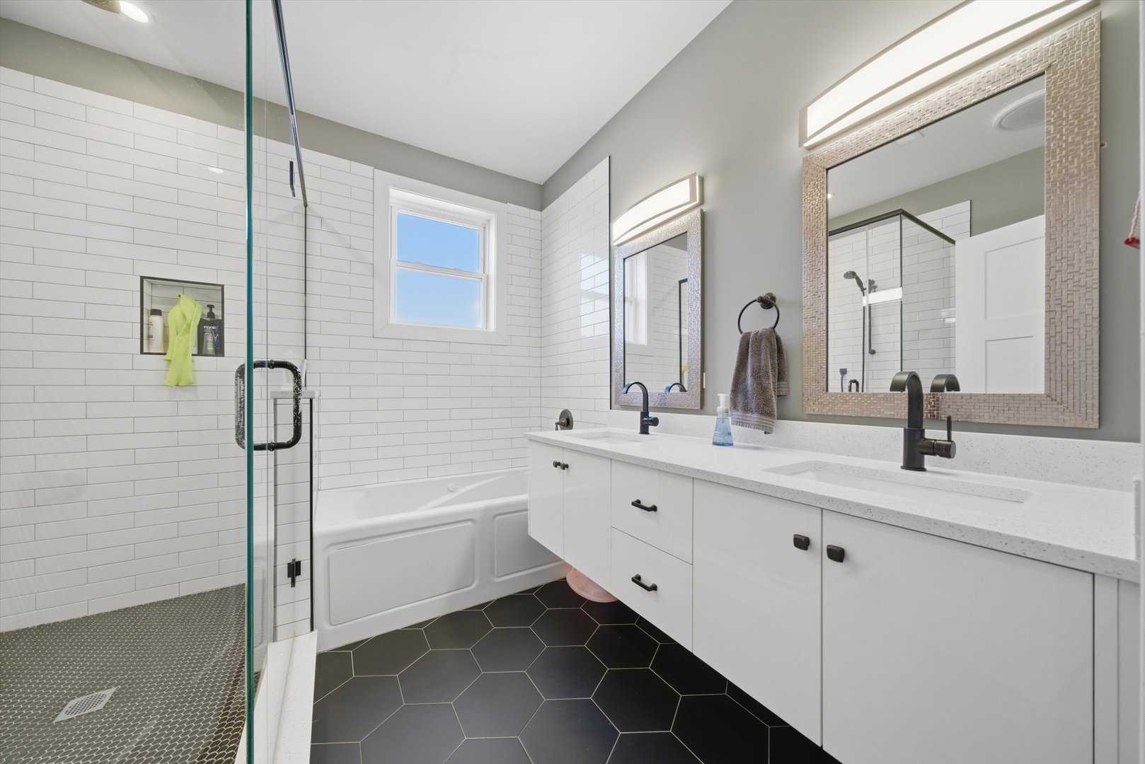2045 N La Crosse Avenue Property Photo 18