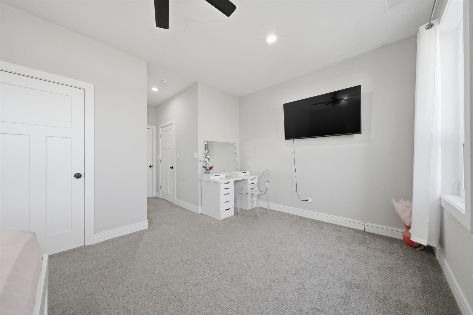 2045 N La Crosse Avenue Property Photo 24
