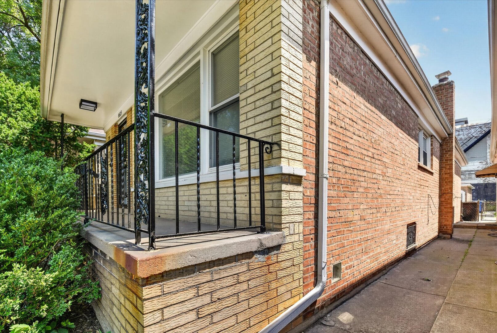 8603 S Exchange Avenue Property Photo 3