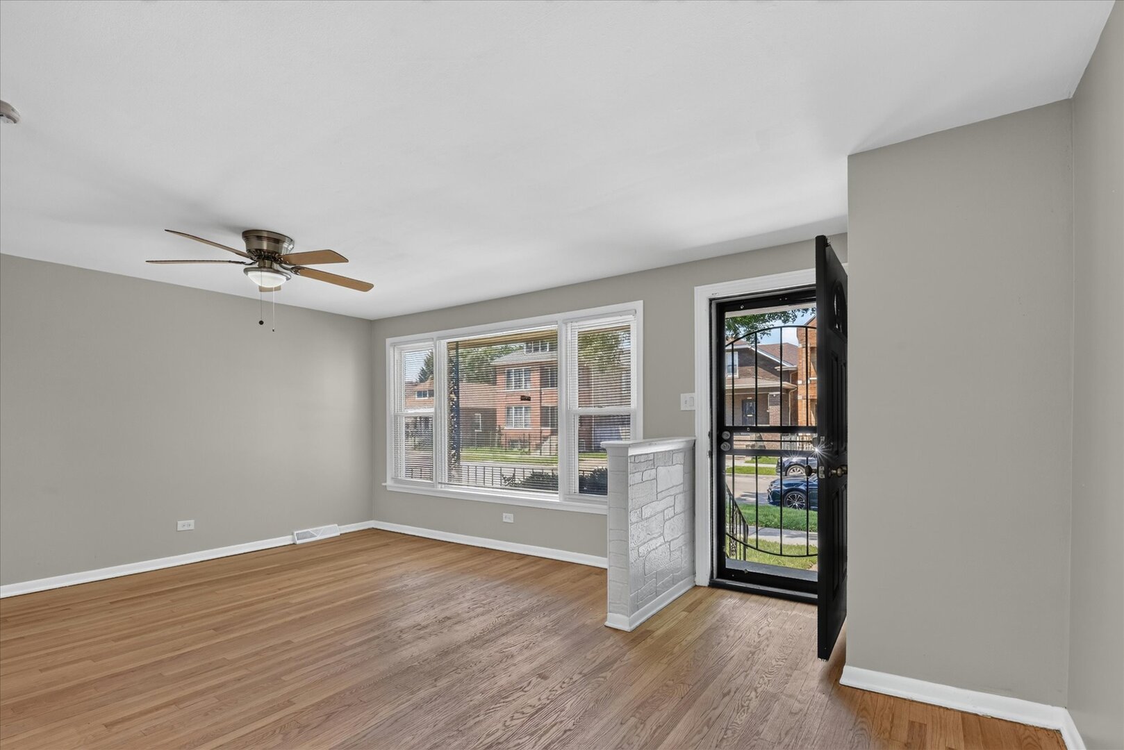 8603 S Exchange Avenue Property Photo 6