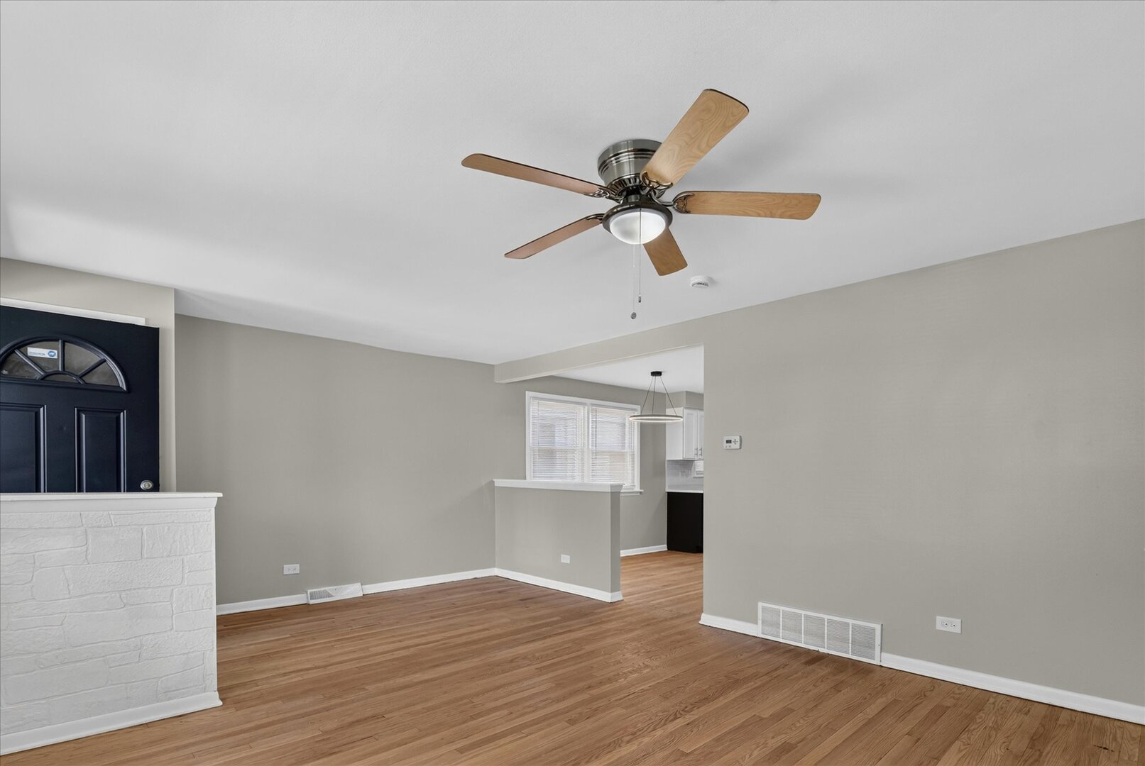 8603 S Exchange Avenue Property Photo 7