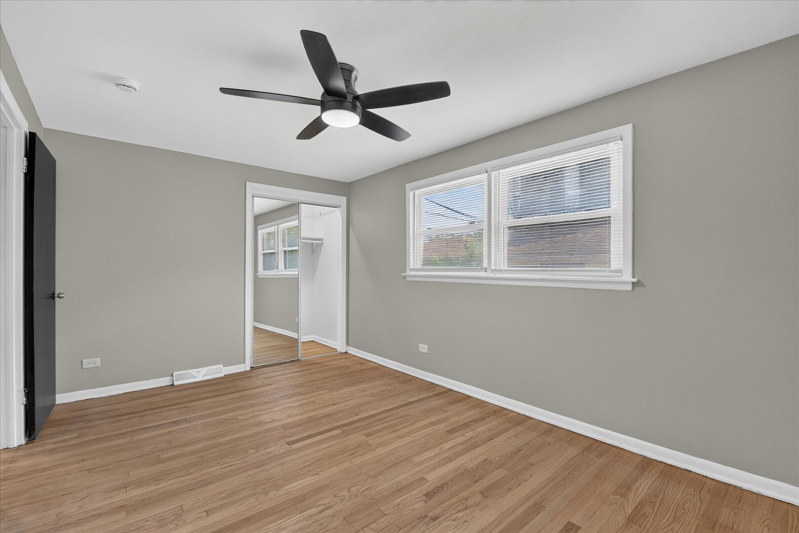 8603 S Exchange Avenue Property Photo 12