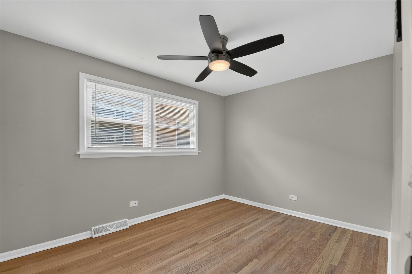 8603 S Exchange Avenue Property Photo 13