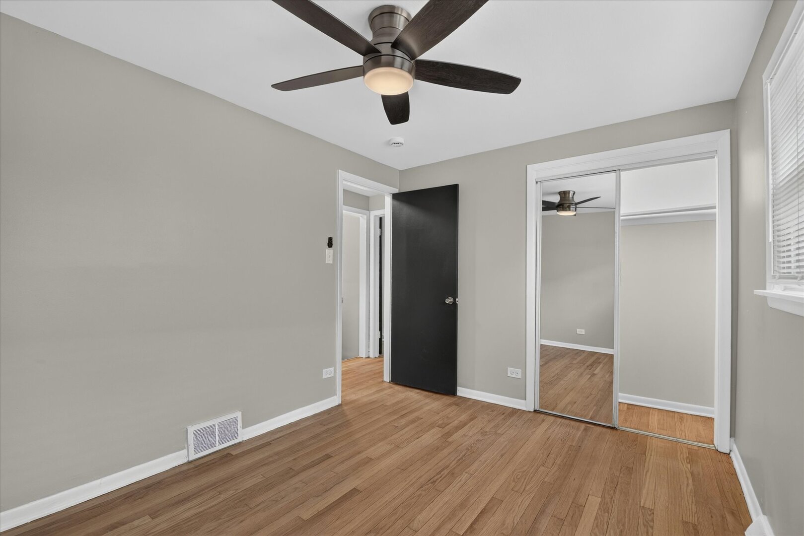 8603 S Exchange Avenue Property Photo 16