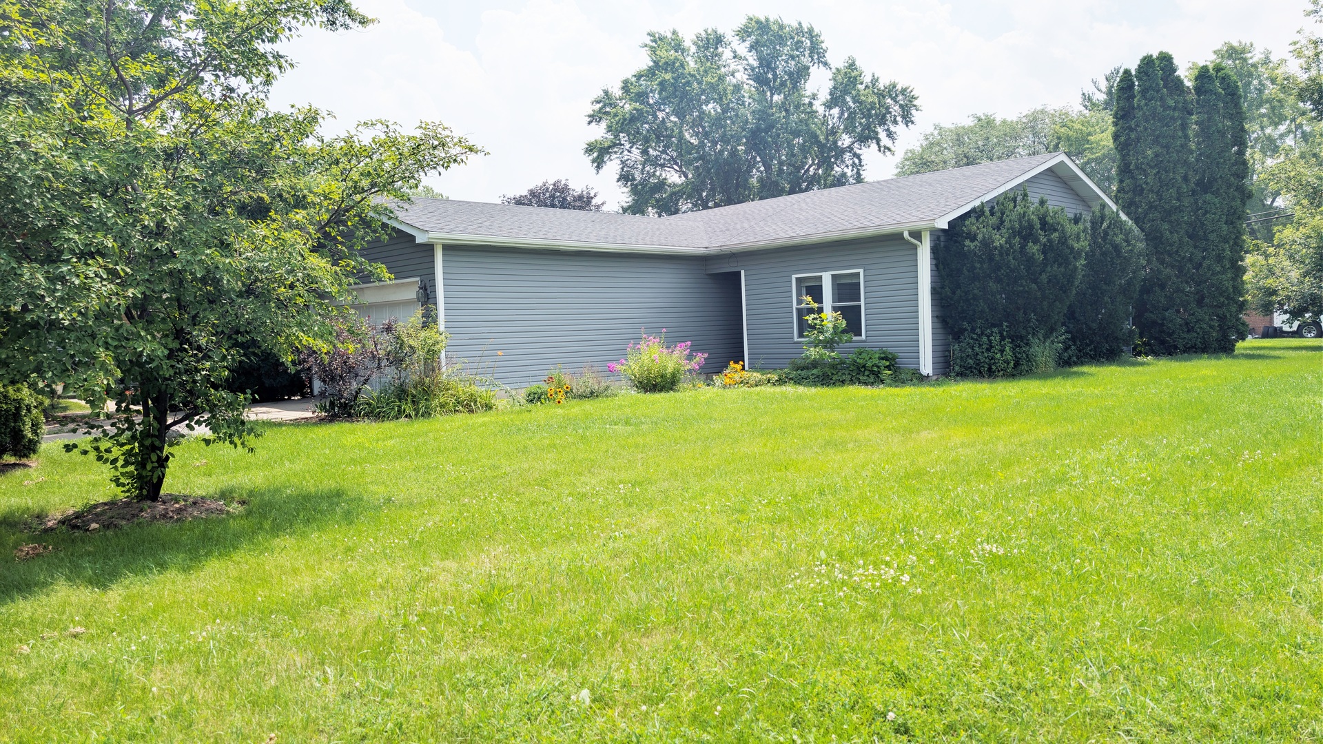 568 Manor Place Property Photo 2