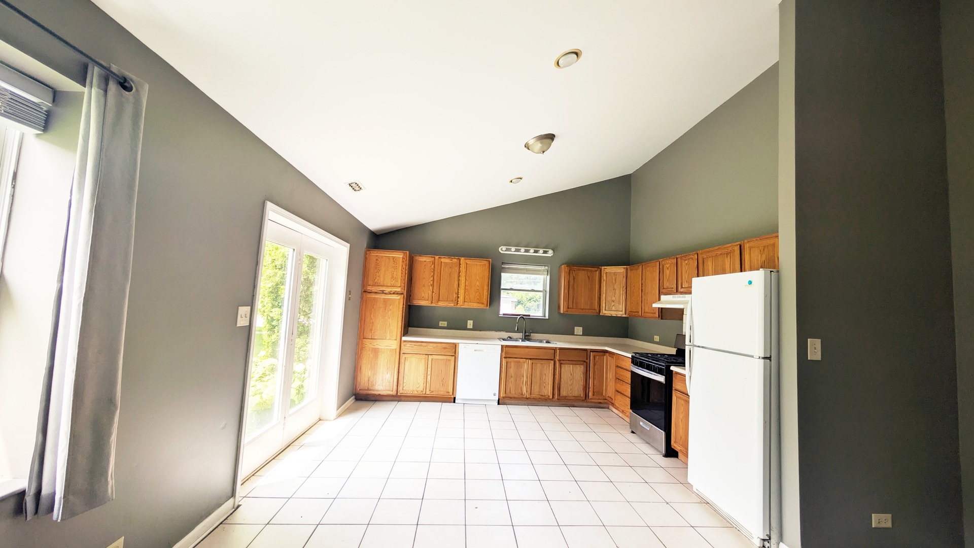 568 Manor Place Property Photo 3