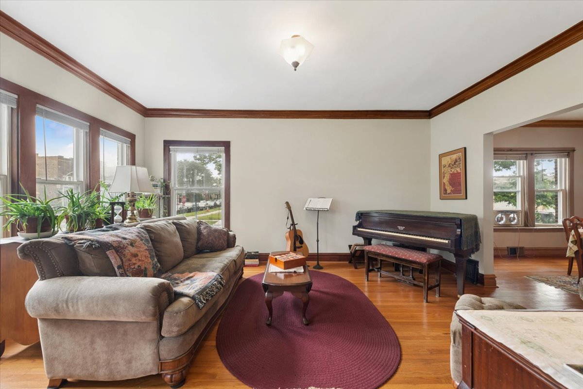 5058 W Barry Avenue Property Photo 3