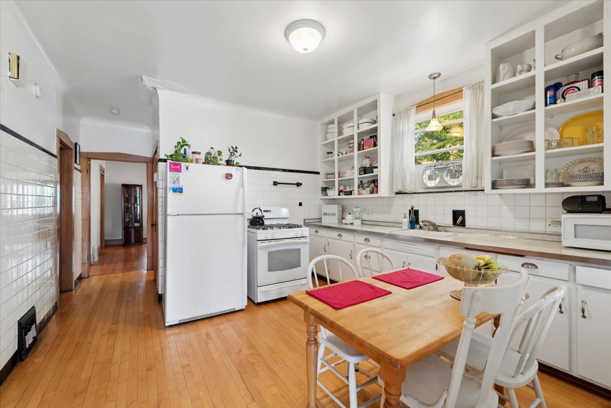 5058 W Barry Avenue Property Photo 9