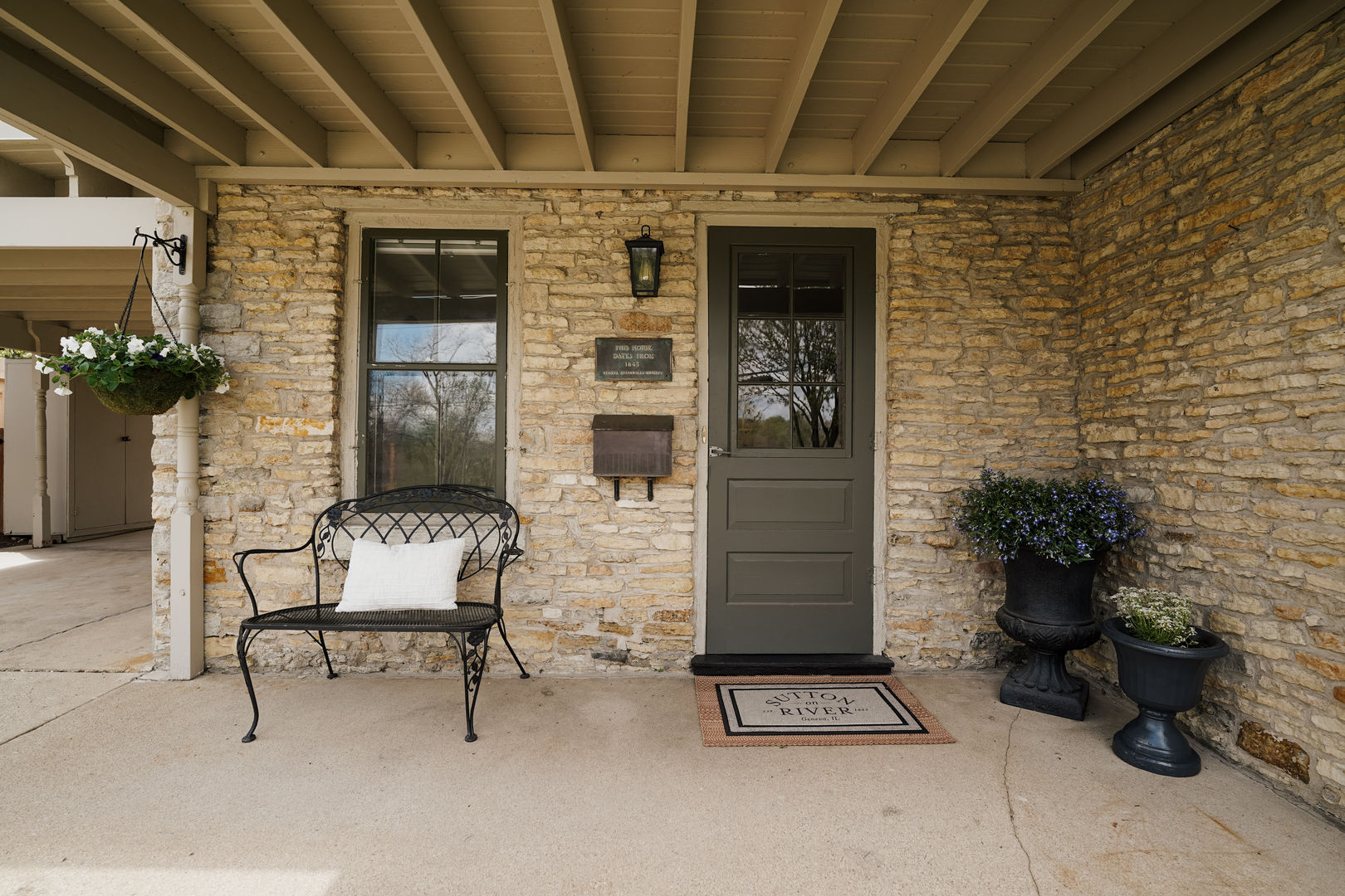 118 S River Lane Property Photo 2