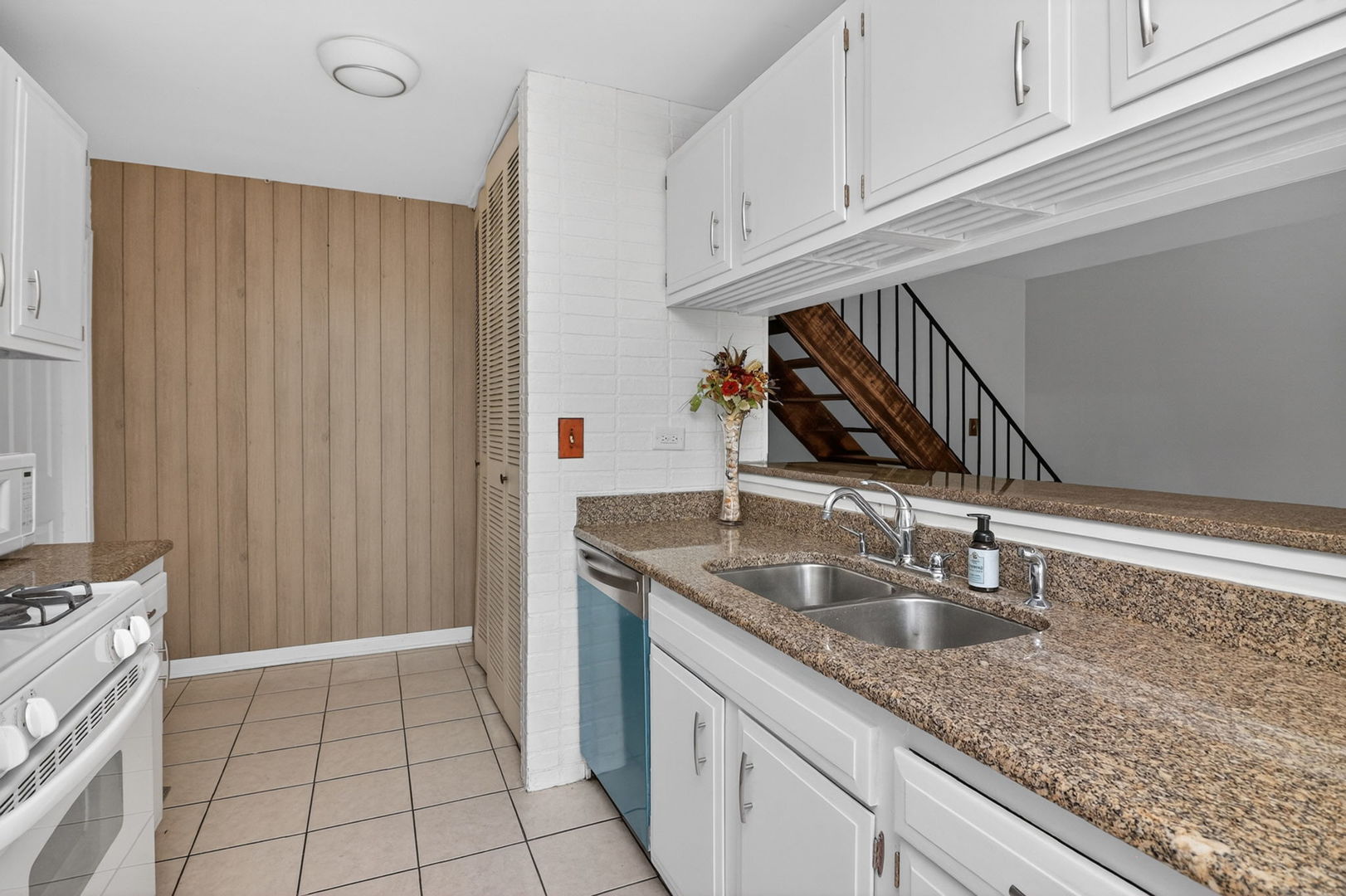 419 Sidney Avenue C Property Photo 8