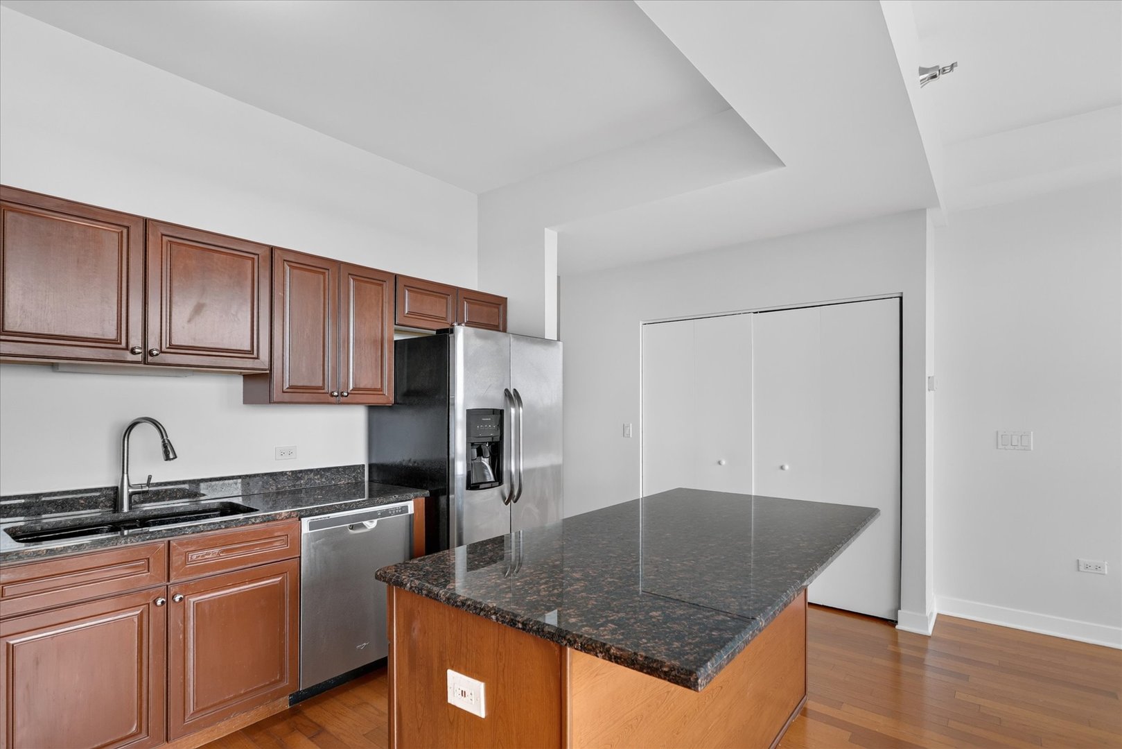 6000 N Cicero Avenue 302 Property Photo 7