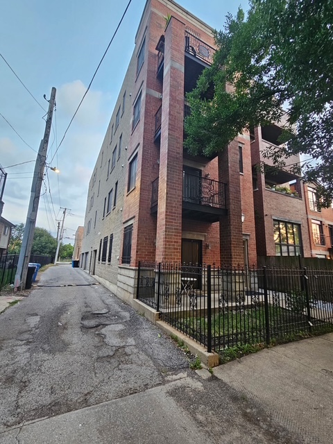 2113 W Gladys Avenue 2s Property Photo 2