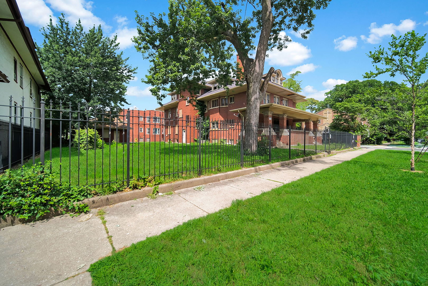 446 N Pine Avenue Property Photo 3