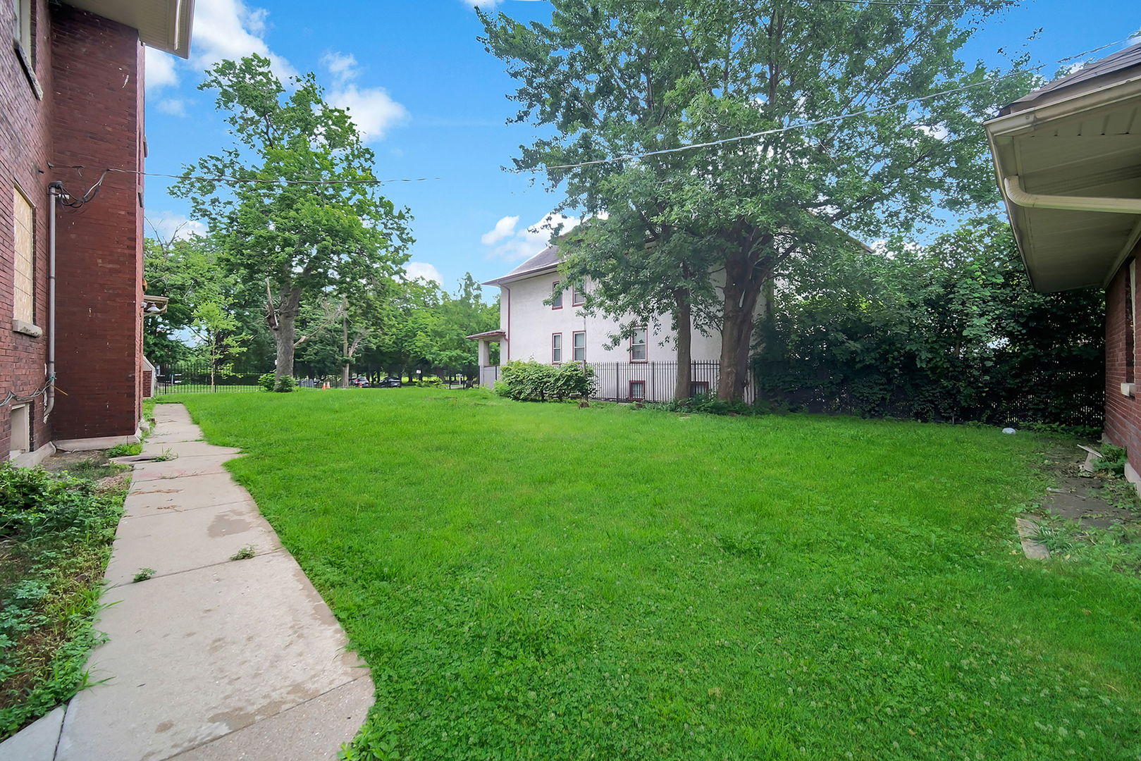 446 N Pine Avenue Property Photo 13