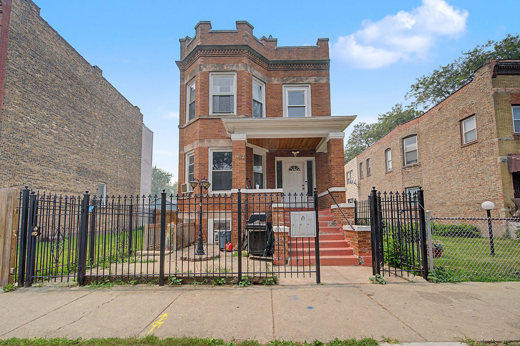 852 N Springfield Avenue Property Photo 3