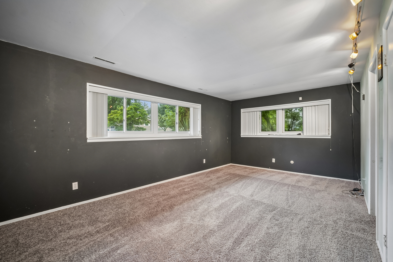118 Dartmoor Drive Property Photo 3