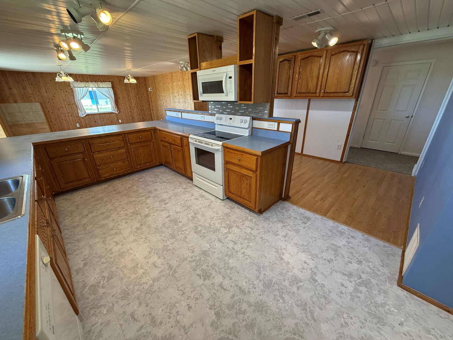 2093 Spicer Avenue Property Photo 7