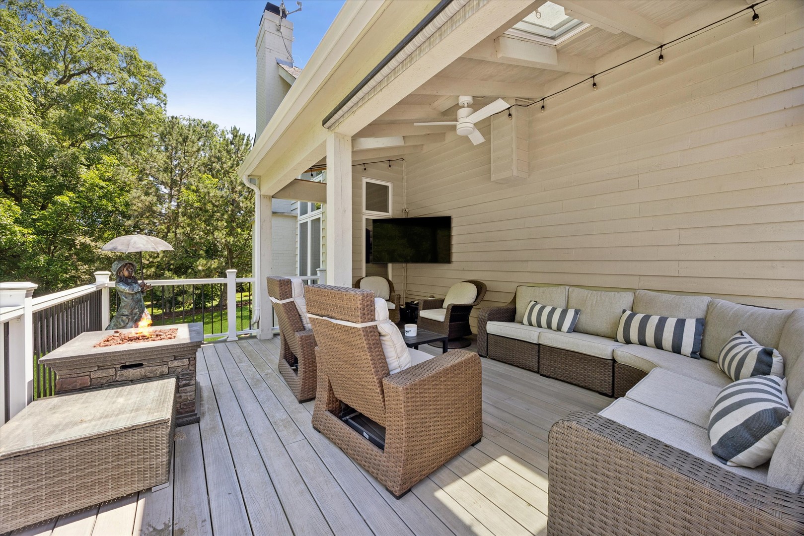 2s351 Chaucer Court Property Photo 35