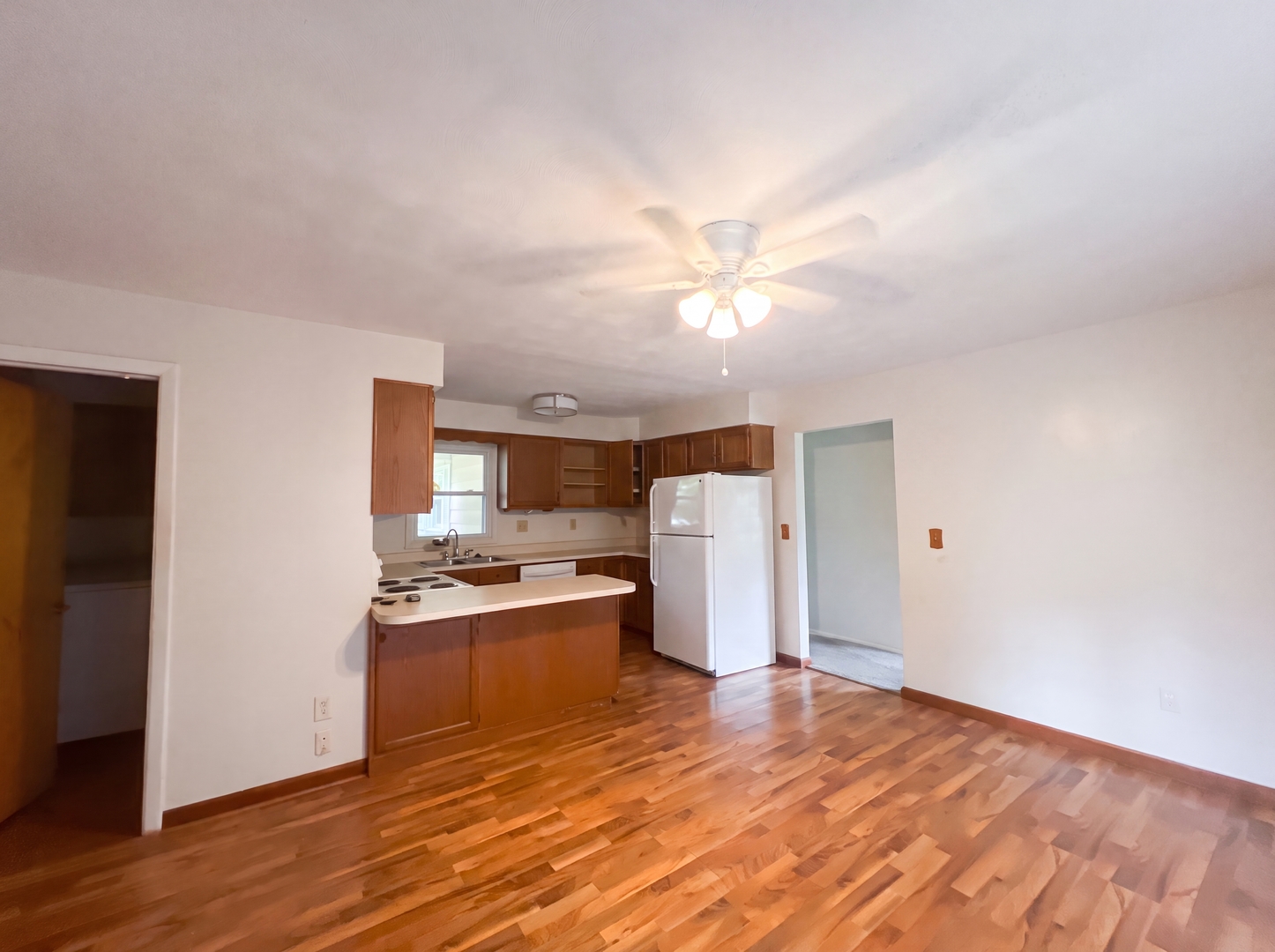 912 Hollycrest Drive Property Photo 2