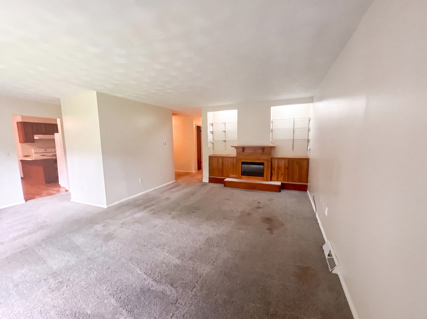 912 Hollycrest Drive Property Photo 3