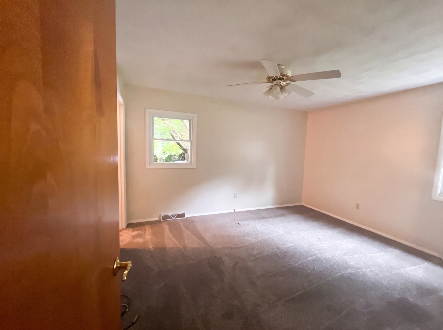 912 Hollycrest Drive Property Photo 4