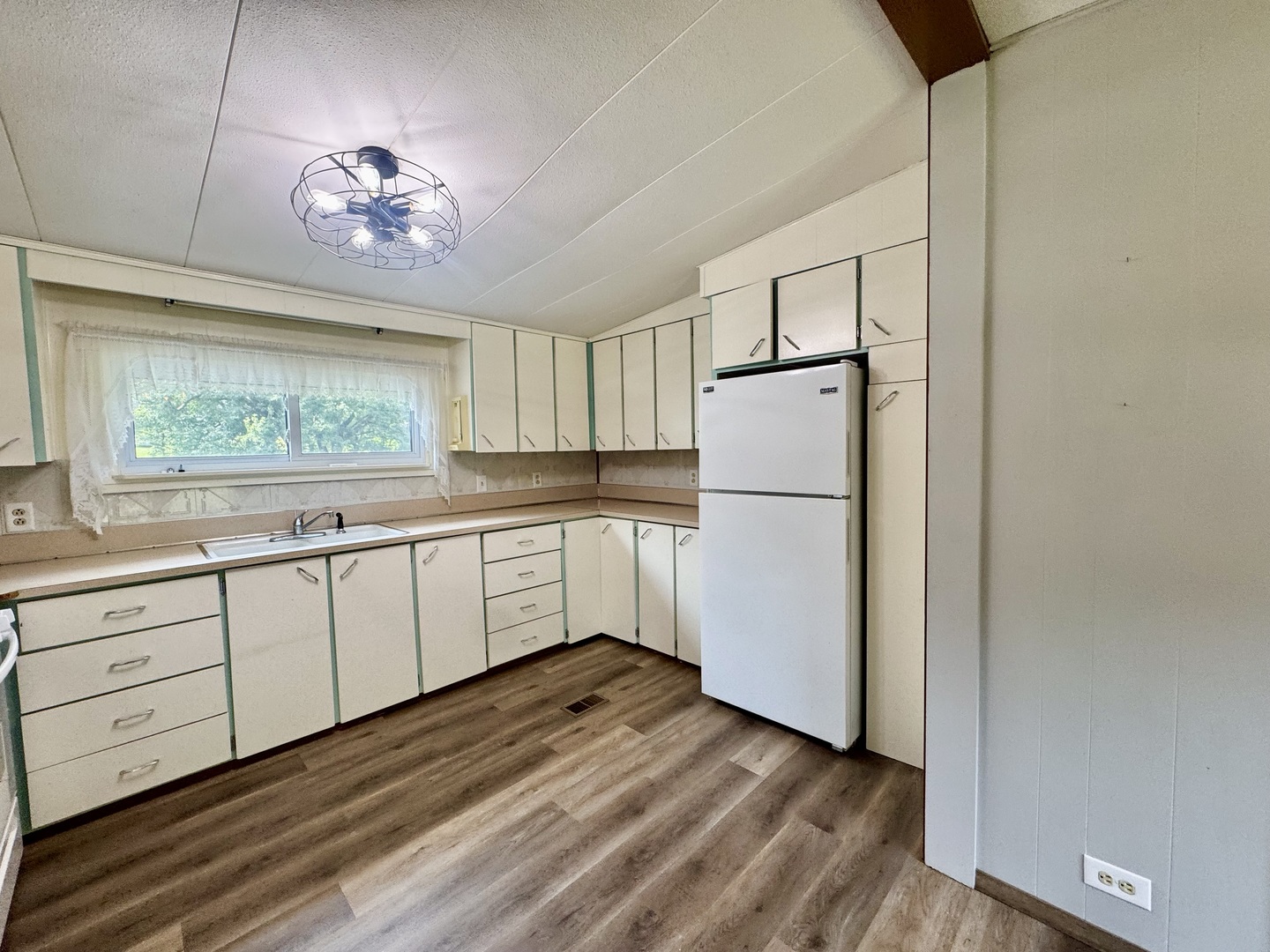 604 Edgington Street Property Photo 6