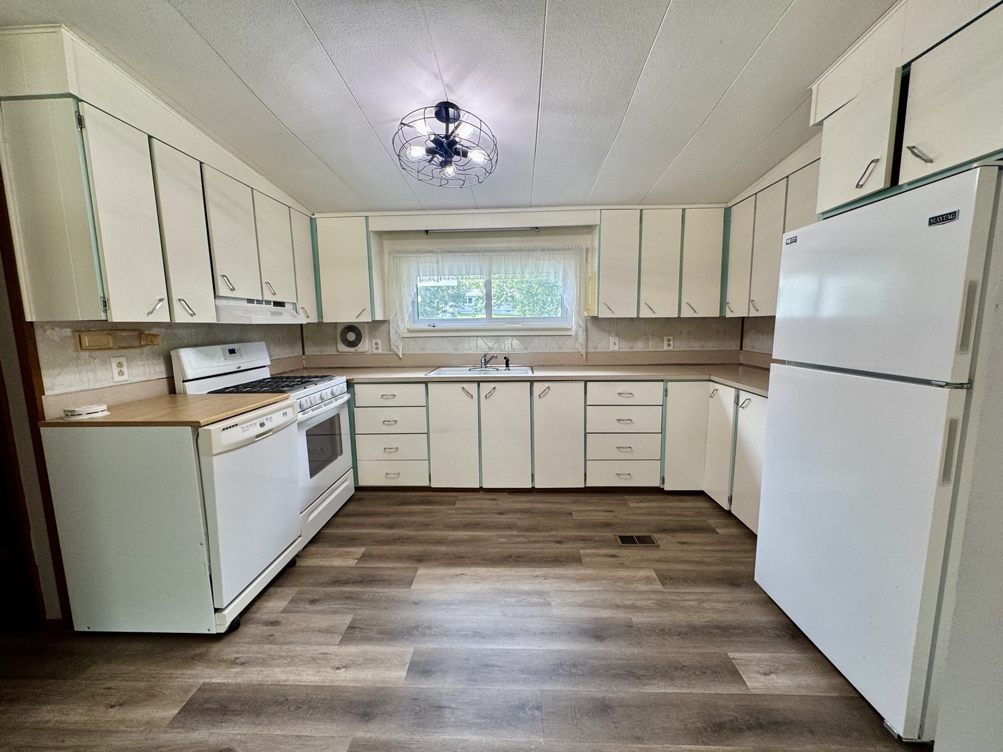 604 Edgington Street Property Photo 7